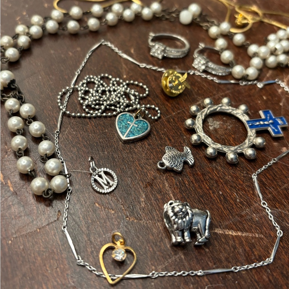 Vintage costume jewelry lot of necklaces, charms, pins, etc - Picture 4 of 6